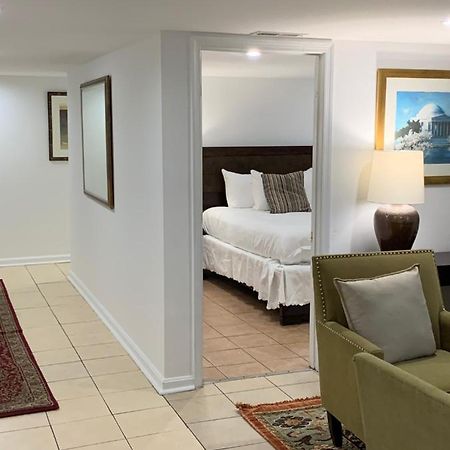 Renovated English Basement 2Bdrm Home Near Metro Washington Exterior photo
